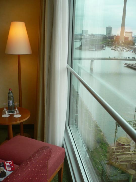 Gemütlich am Fenster Hotel Courtyard by Marriott Düsseldorf Hafen