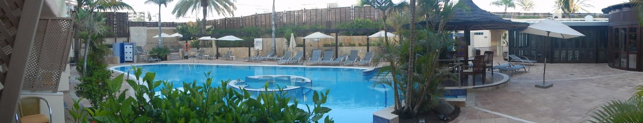 Panorama von unserer Terrasse auf den Pool Corallium Dunamar by Lopesan Hotels