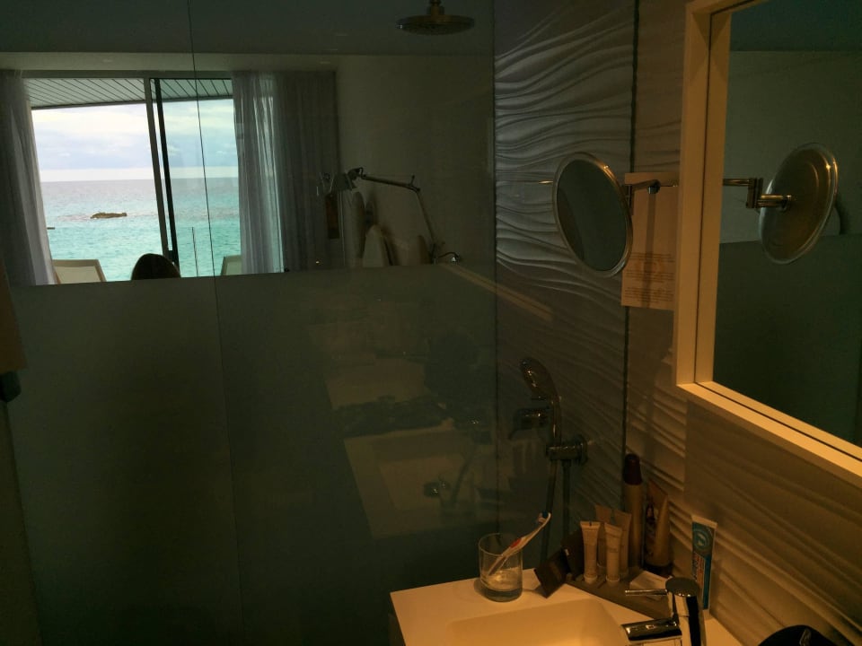 Blick durch Glaswand im Bad auf's Meer Son Moll Sentits Hotel & Spa