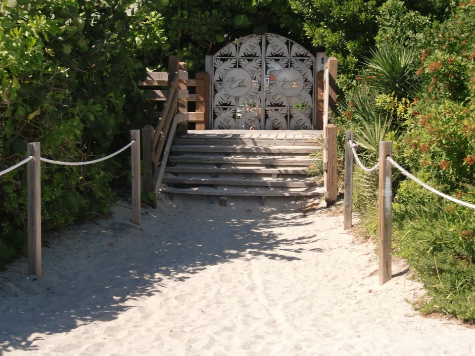 Eingang vom Strand zum Hotel The Palms Hotel & Spa