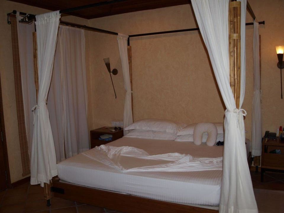 Bett im Deluxe Bungalow Kuramathi Maldives