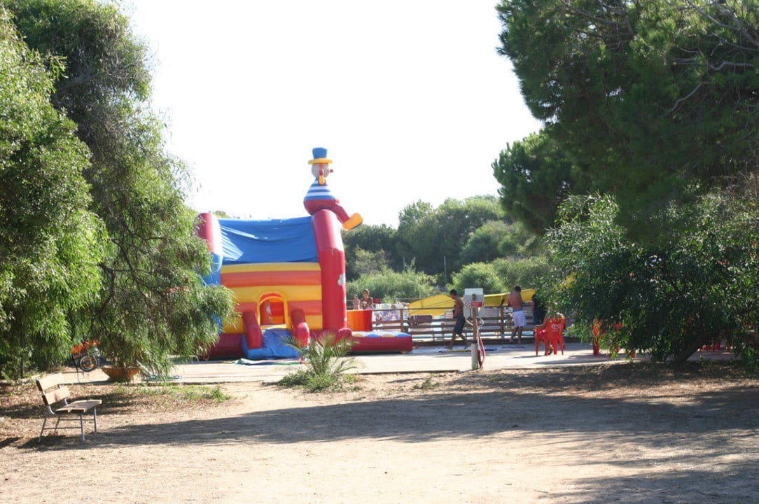 Hüpfburg vorm Pool Camping & Bungalows Village Bella Sardinia