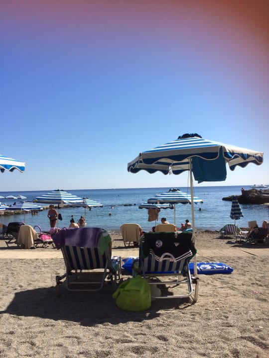 Steinstrand aber angenehmer als Sand Hotel Kalithea Horizon Royal