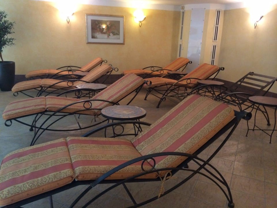 Nicht zu dicht gestellte Liegen Hotel Antoniushof