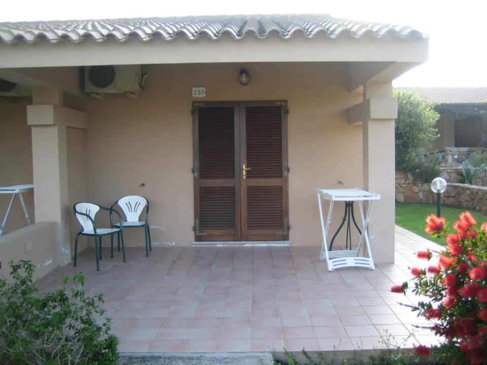 Blick auf Zimmer mit Terrasse Hotel Porto Mannu