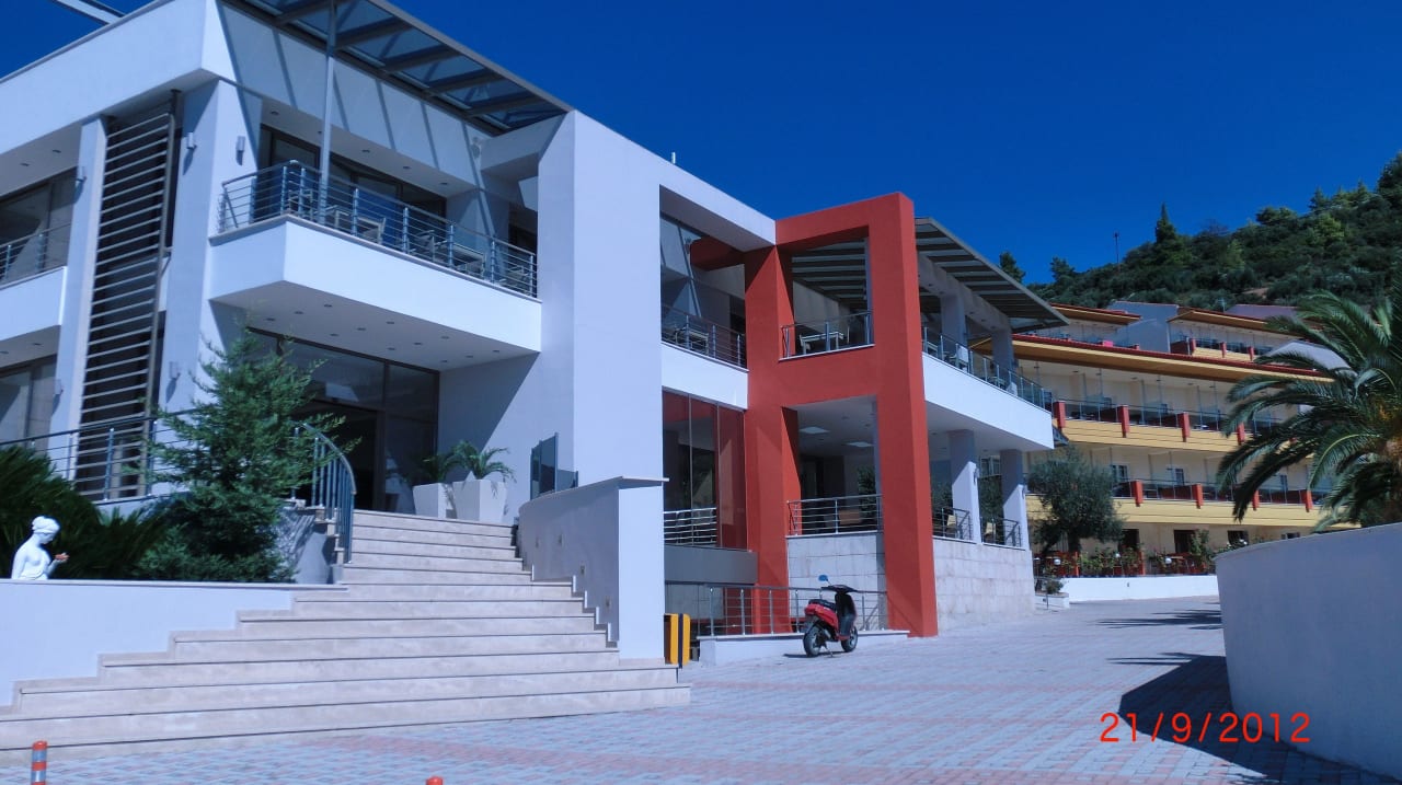 Sehr schön von aussen Lagomandra Hotel & Spa