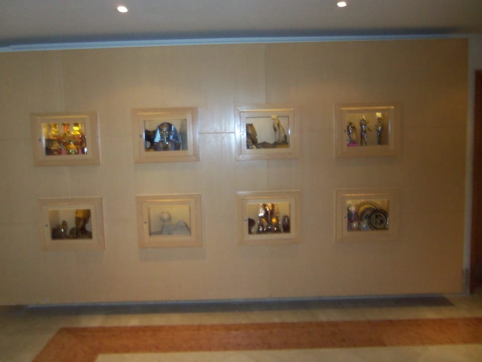 Bilder in der Lobby Old Palace Resort