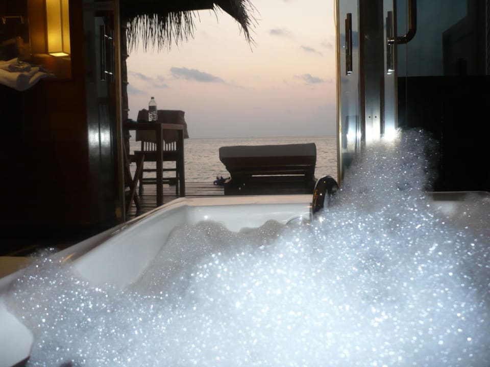Blick aus der Badewanne Adaaran Select Hudhuran Fushi - Premium All Inclusive