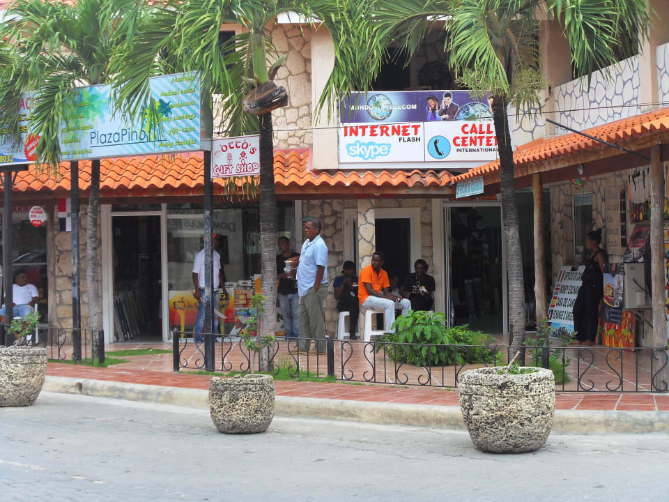 Vor dem Hotel Blick auf die kleine Geschäfte Hotel Viva Dominicus Beach by Wyndham - All Inclusive Resort