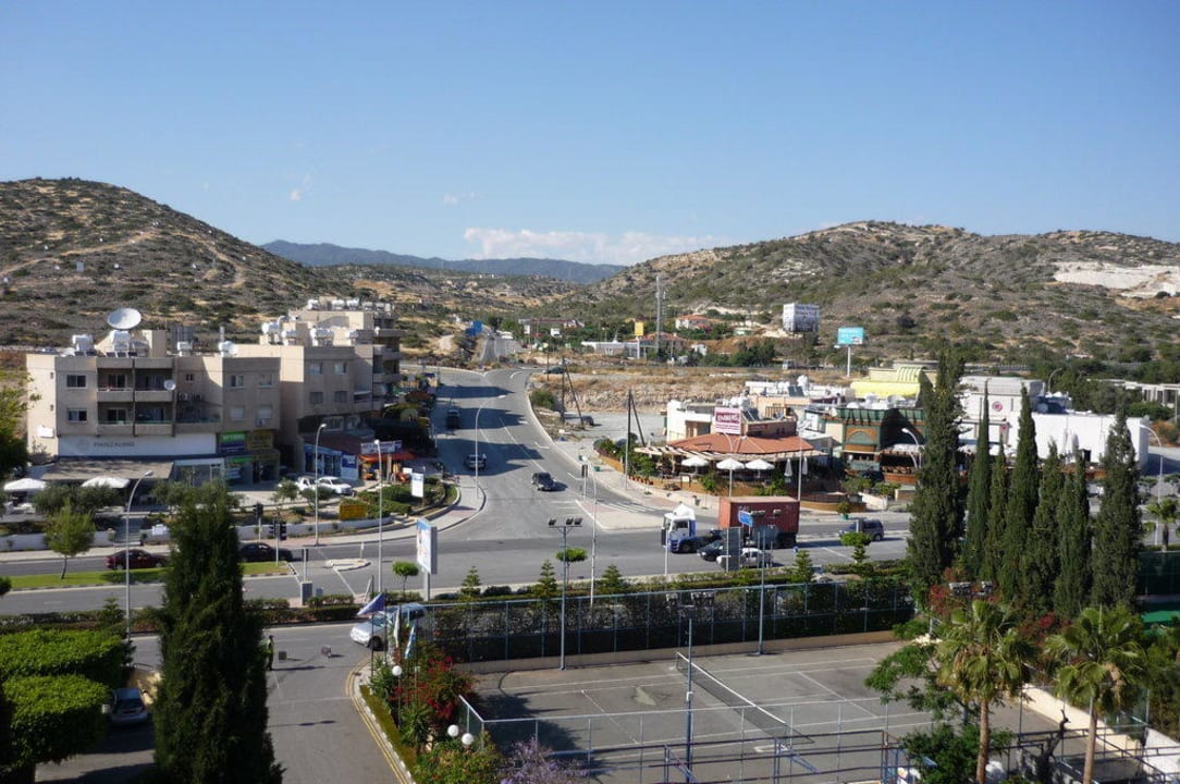 Blick zur Straße Elias Beach Hotel