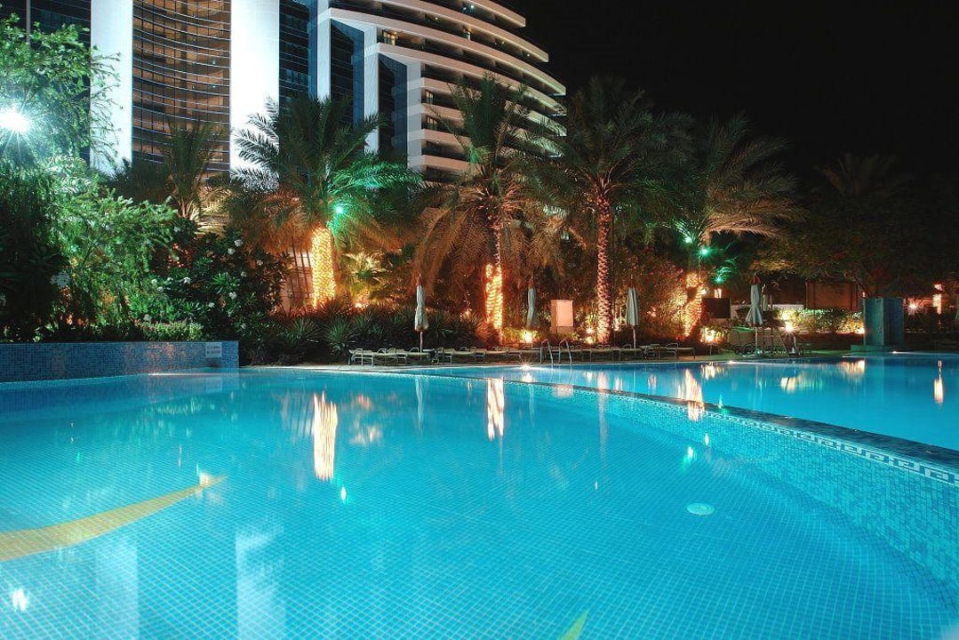 Nachtaufnahme Hotel Le Meridien Al Aqah Beach Resort