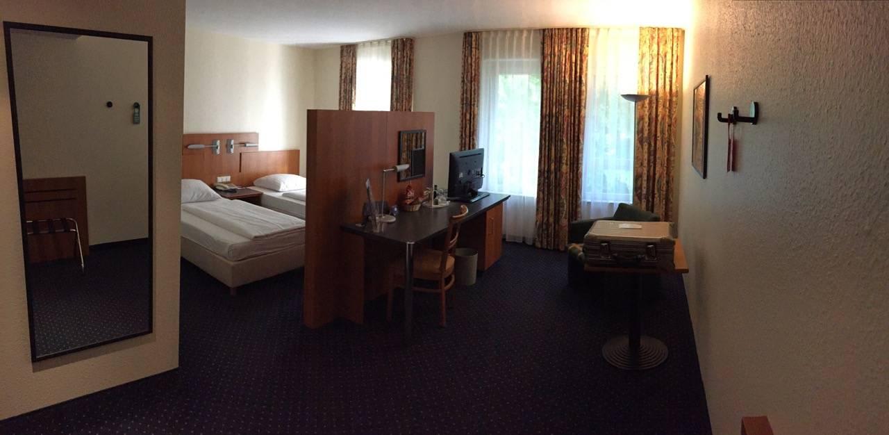 Sitzecke und Betten Vienna House Easy Bad Oeynhausen