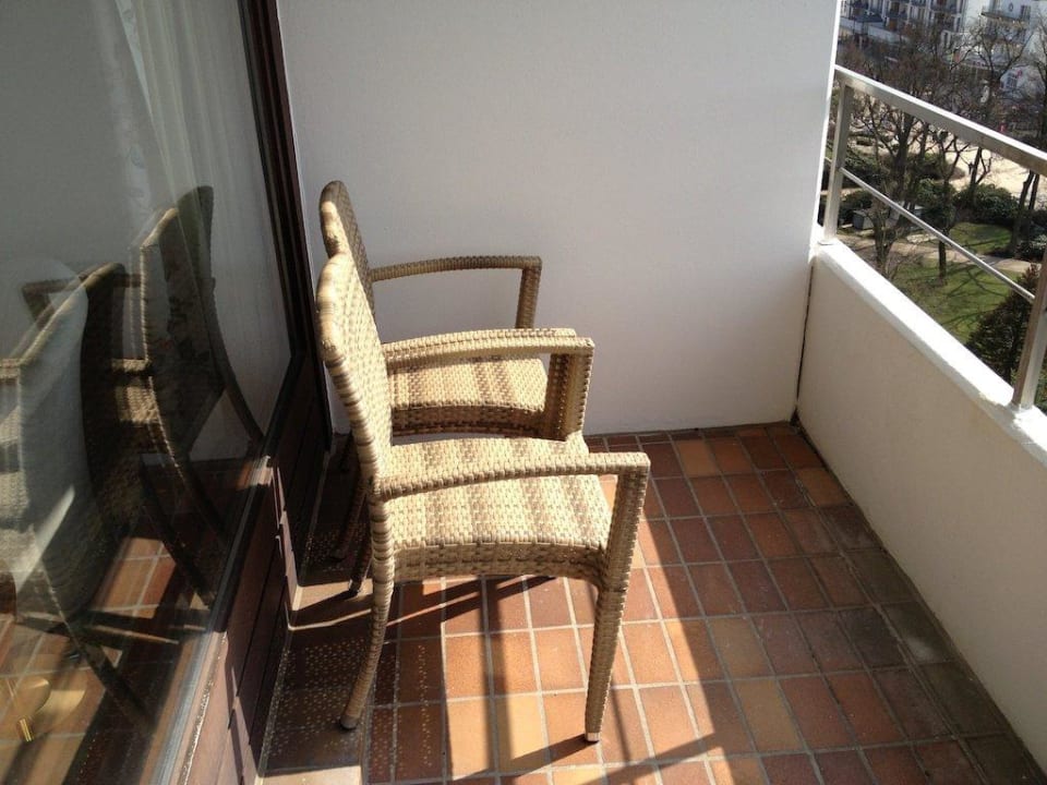 Balkon mit zwei Stühlen Maritim Seehotel Timmendorfer Strand
