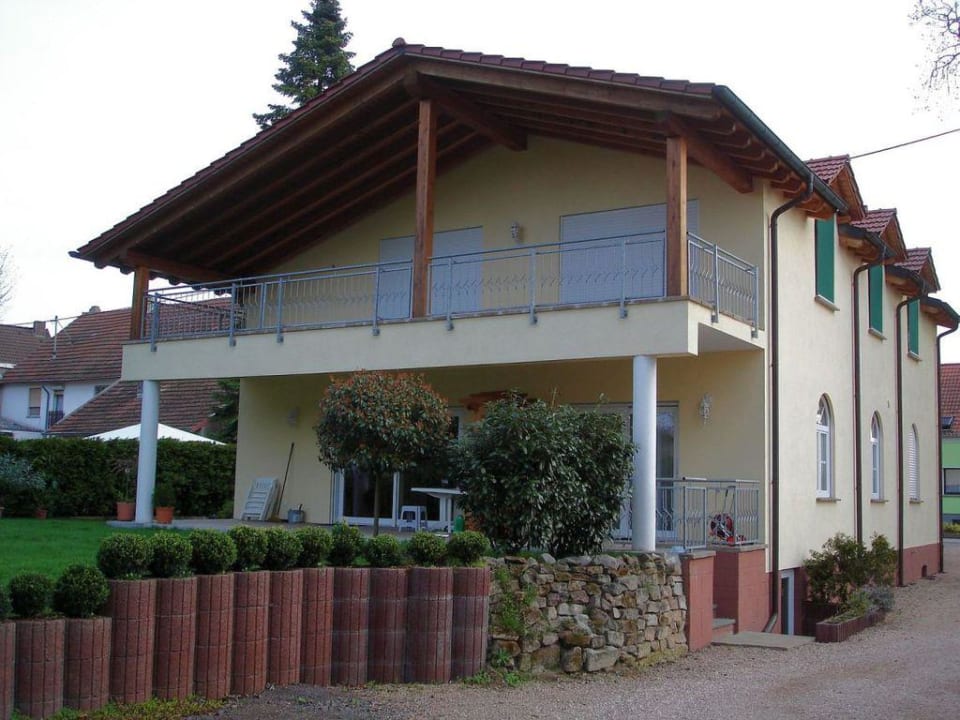 Rückwärtiger Bereich mit Garten und Parkmögl. Pension Landhaus Warndtwald