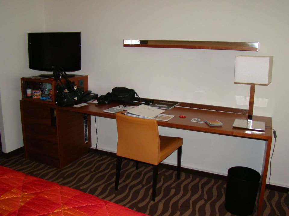 Schreibtisch und Minibar ARCOTEL Castellani Salzburg