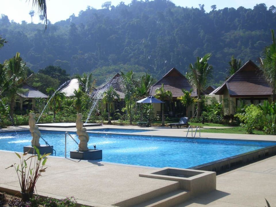 Blick auf den Pool Hotel Nang Thong Beach Resort 2