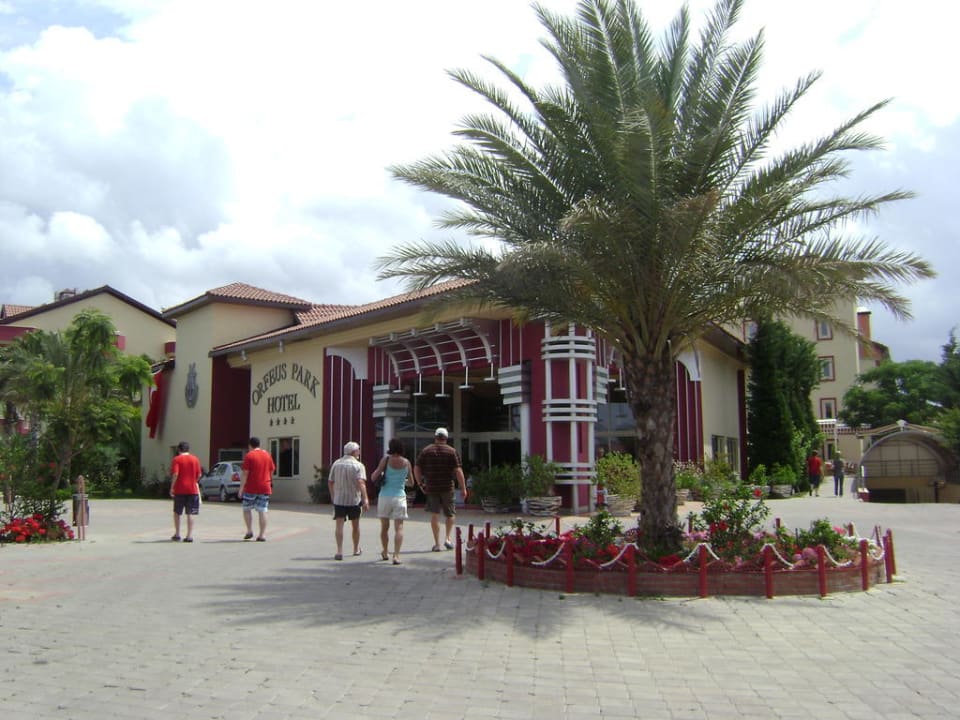 Ingang Hotel Orfeus Park