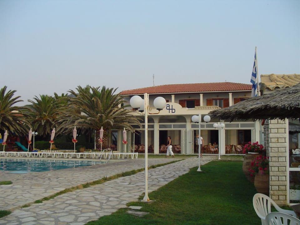 Blick vom Strand zum Hotel Acharavi Beach Hotel