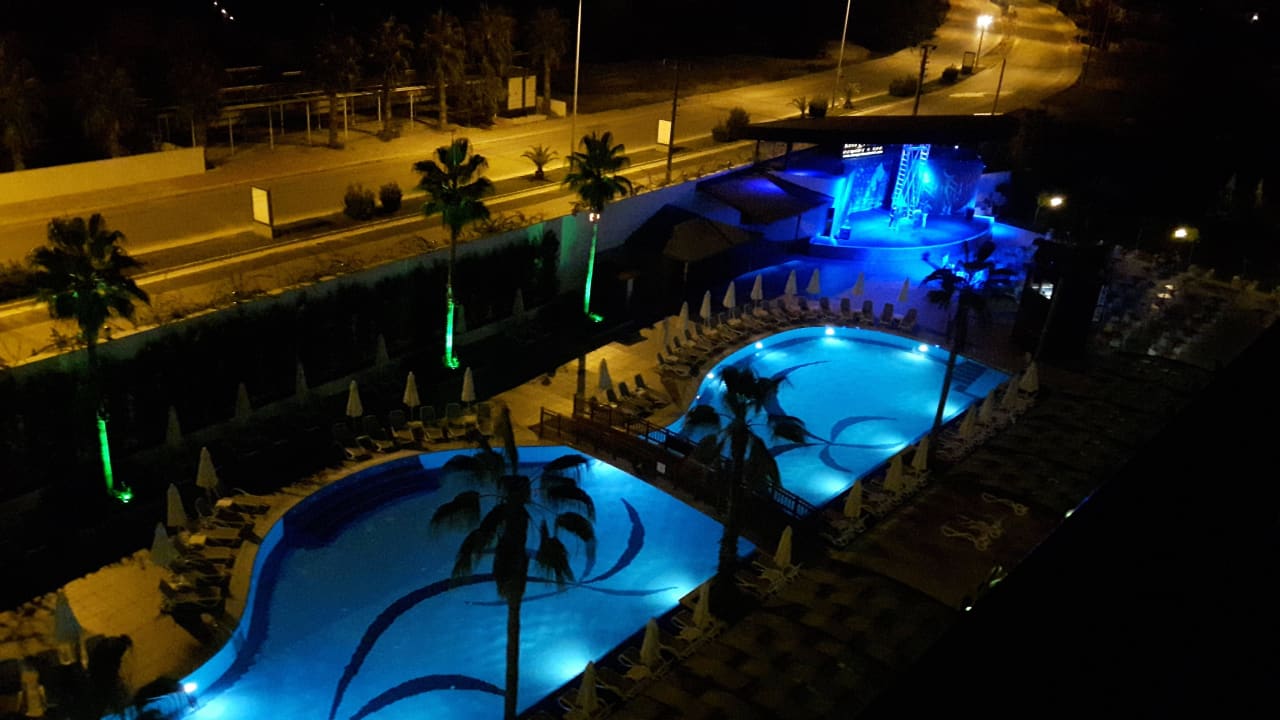 Poolanlage in der Nacht Mary Hotel Side
