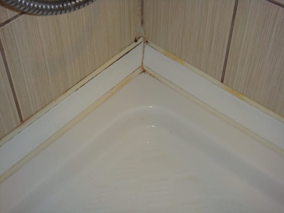 Nahaufnahme vom Schimmelbefall in der Dusche FUN&SUN Smart Hane Sun Hotel