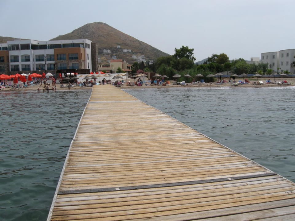 Steg zum Hotelstrand Tiana Beach Resort