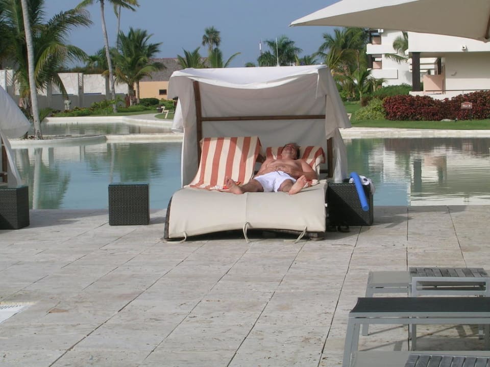 Doppelbetten am Infinity-Pool Catalonia Royal Bavaro - Adults only