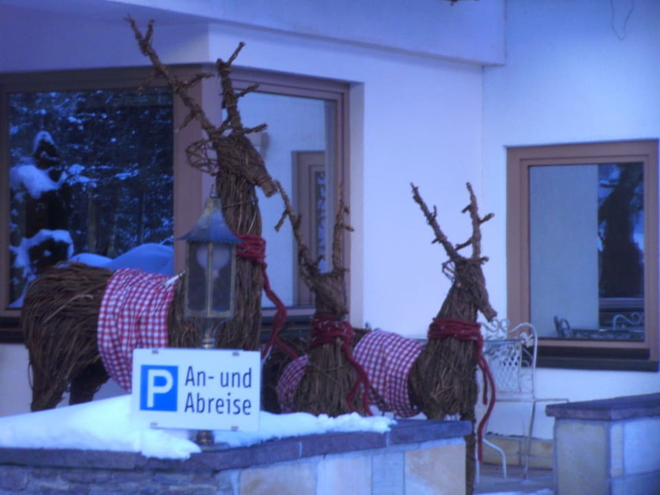 "Das Wild"  aus Weiden im Eingangsbereich Verwöhnhotel Kristall