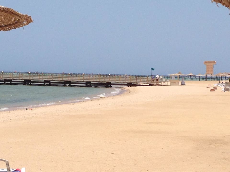 Strand mit steg und traumhaftem riff  Cleopatra Luxury Resort Makadi Bay