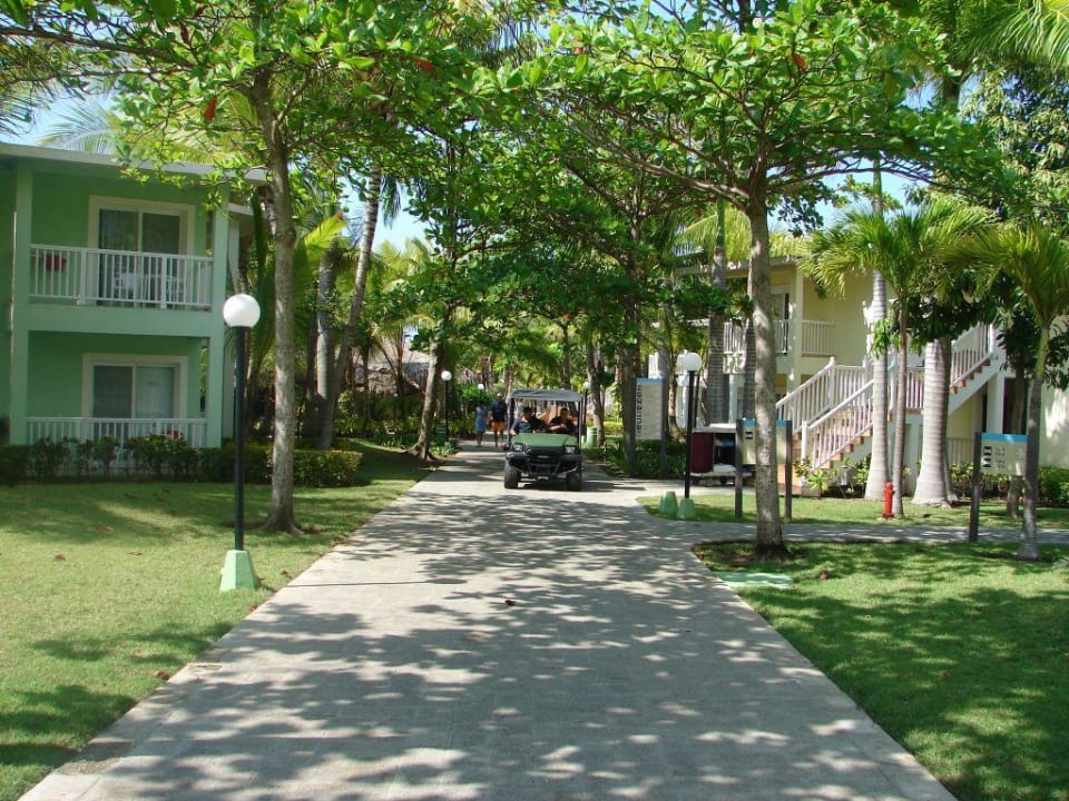 Hauptstrasse des Bungalowparks Playabachata Hotel