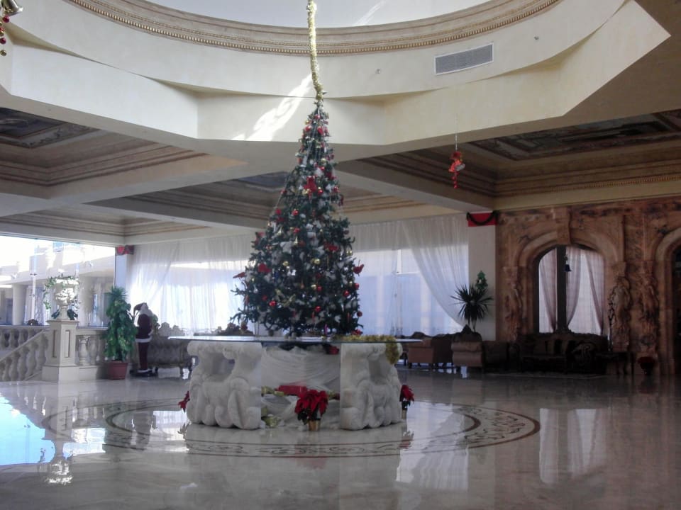 Weihnachtsbaum in der Lobby Hotel Titanic Palace