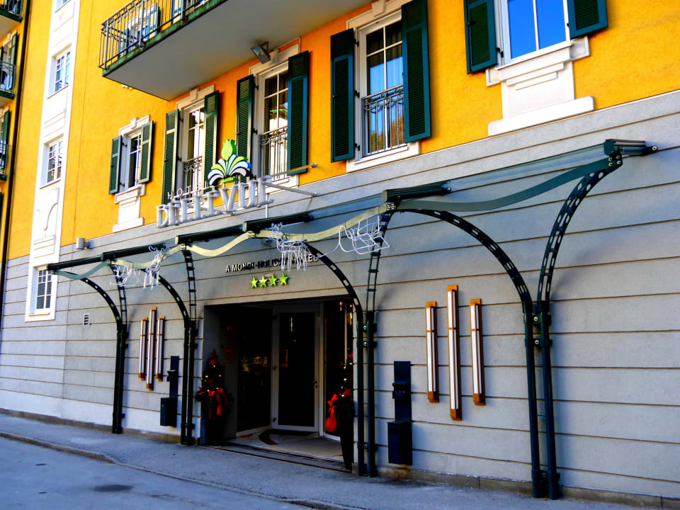 Nordfassade vom Bellevue mit Haupteingang MONDI Hotel Bellevue Gastein