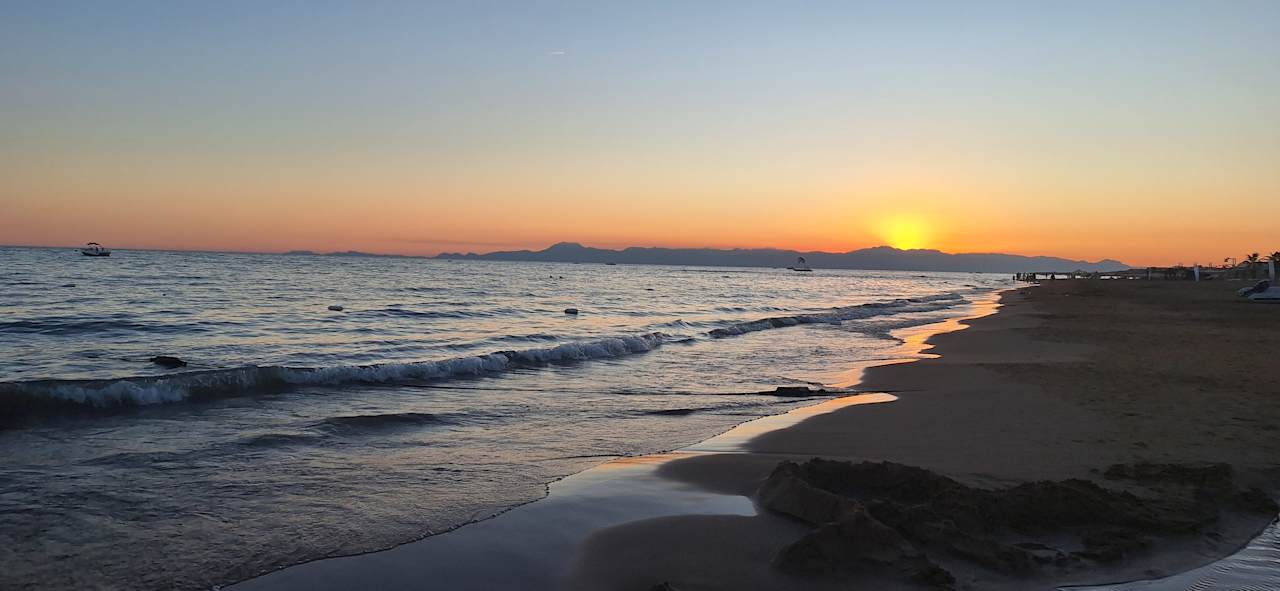 Strand Club Grand Side