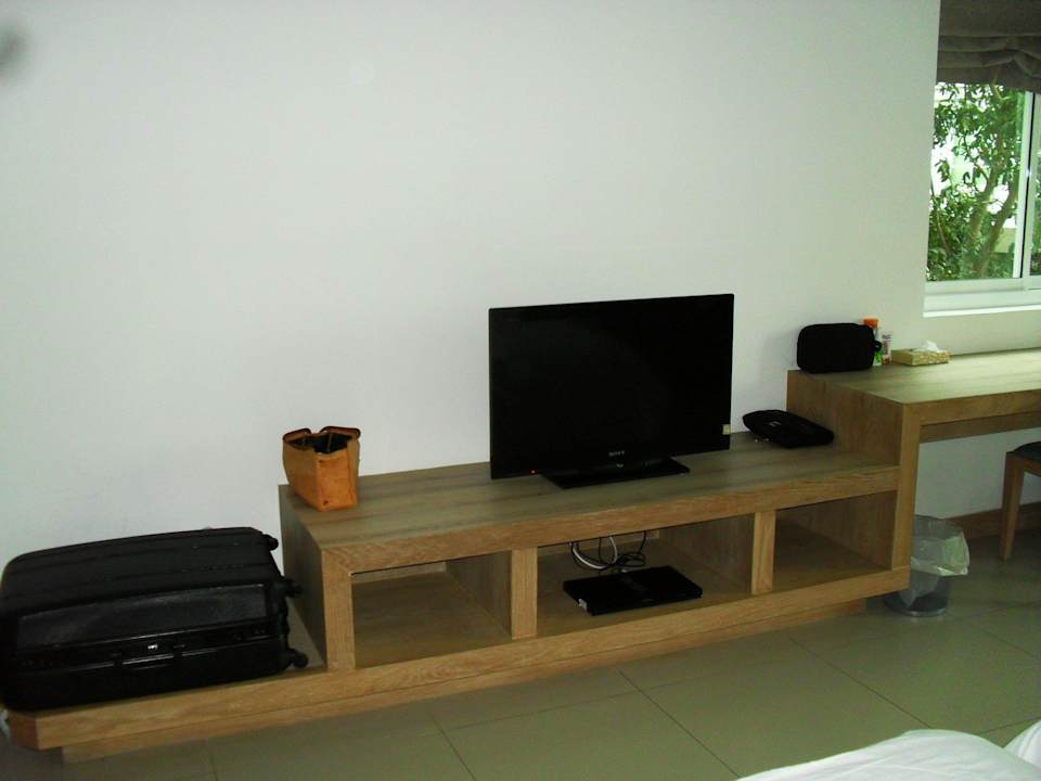 TV und Ablagefläche gegenüber des Bettes Casuarina Jomtien Hotel & Baramie Residence