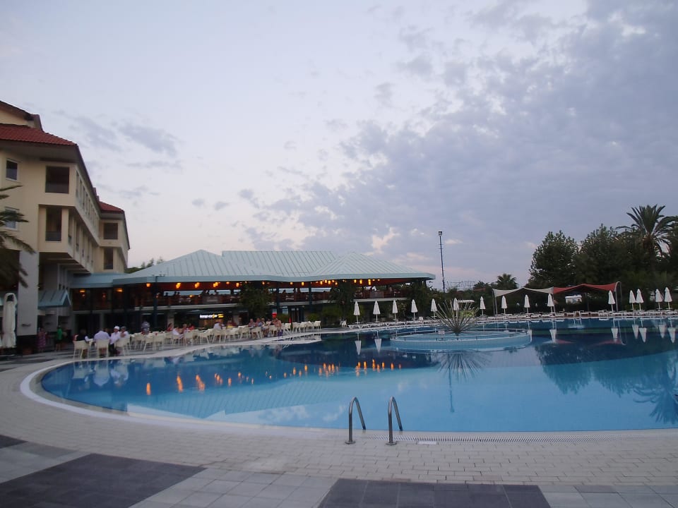 Pool mit Poolbar  Le Jardin Resort