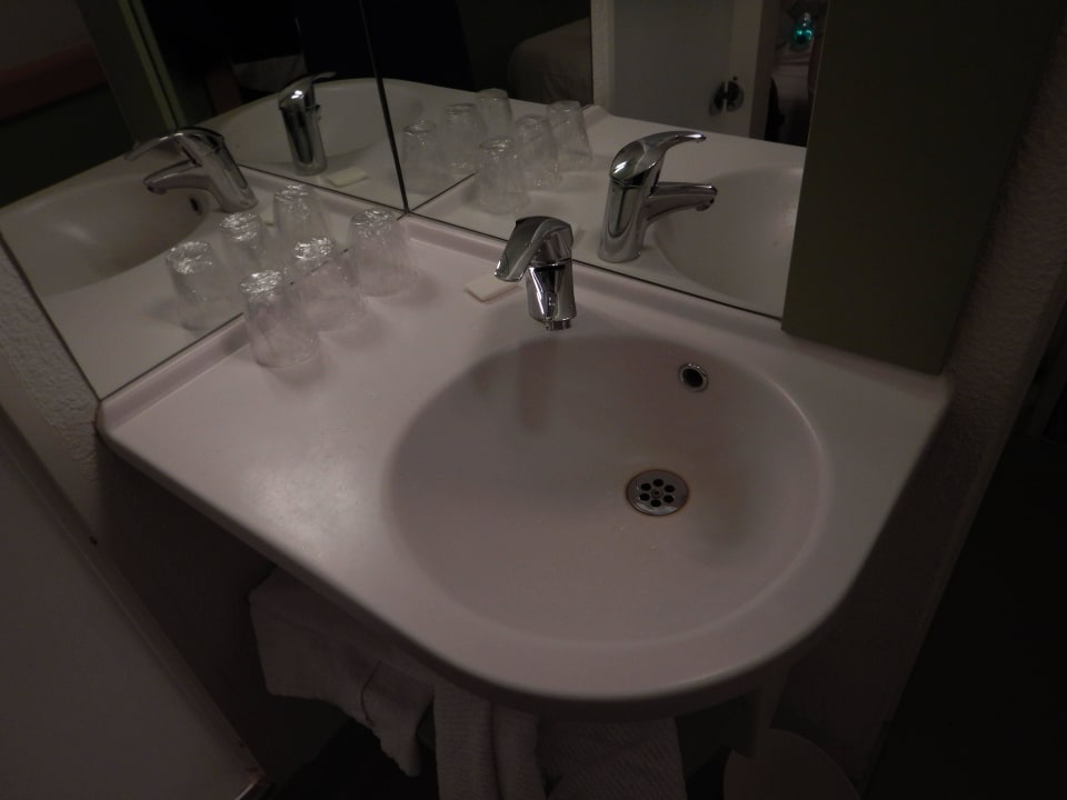 Waschtisch im Zimmer ibis budget Roissy CDG Paris Nord 2