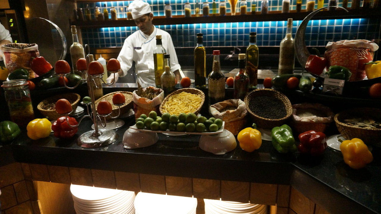 Das Buffet Centara Ras Fushi Resort & Spa Maldives