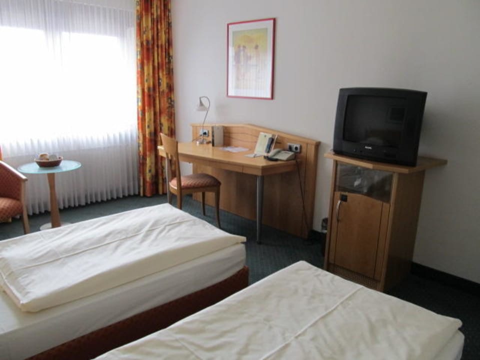 Schreibtisch, TV, Minibar Hotel Panorama Hamburg-Billstedt