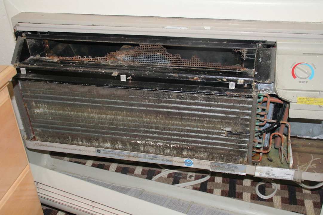 Klimaanlage mit demontiertem Blech Lauderdale Beachside Hotel