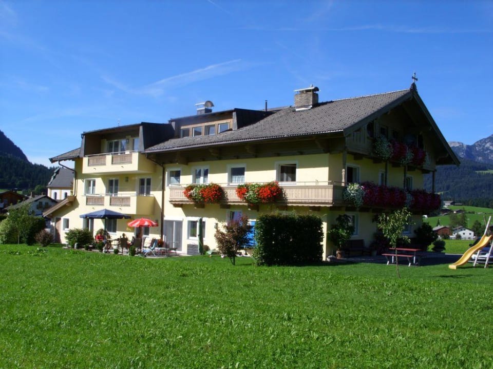 Von der Wiese aus Freihof Appartements