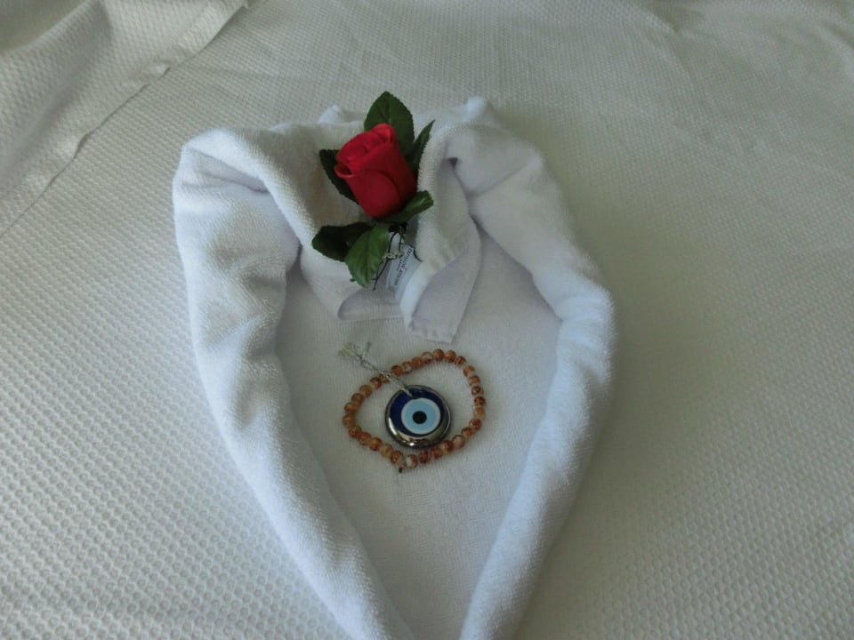 So wurde bei uns da Bett dekoriert  Papillon Ayscha