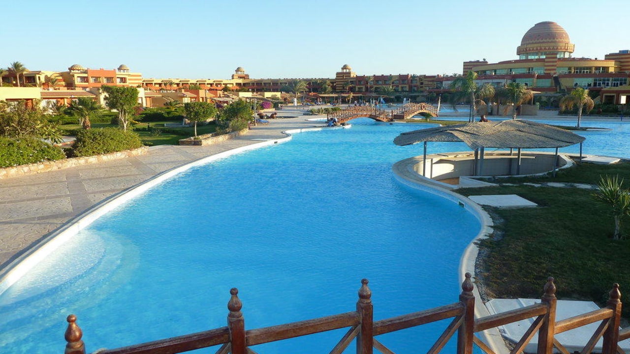 Viel Wasser zwischen Hotel und Strand Malikia Resort Abu Dabbab