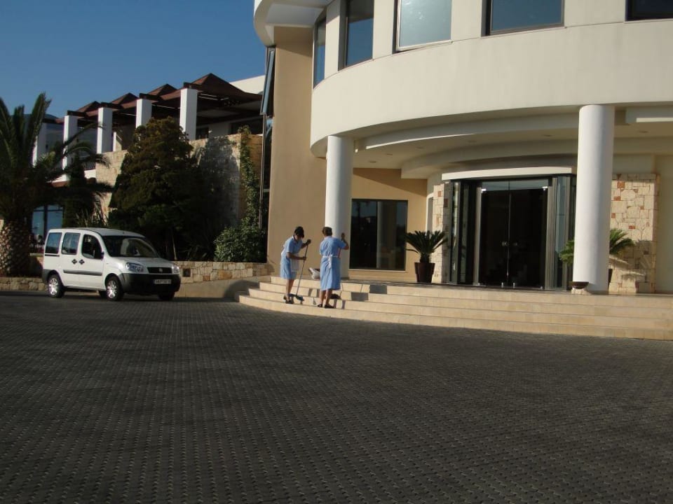 Außenansicht-Eingang Grand Hotel Holiday Resort