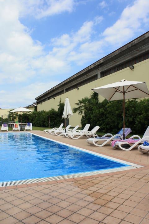 Pool hinter der Residence Residence Garda Palace