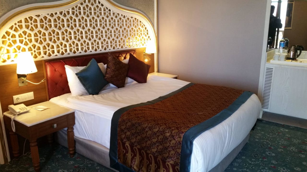 Bett im Familienzimmer mit Verbindungstür Royal Taj Mahal Hotel