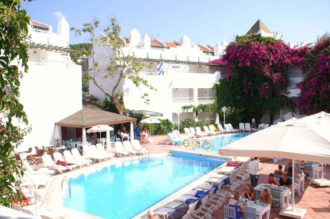 Links Frühstückbereich - rechts Bar Hotel Golden Gate