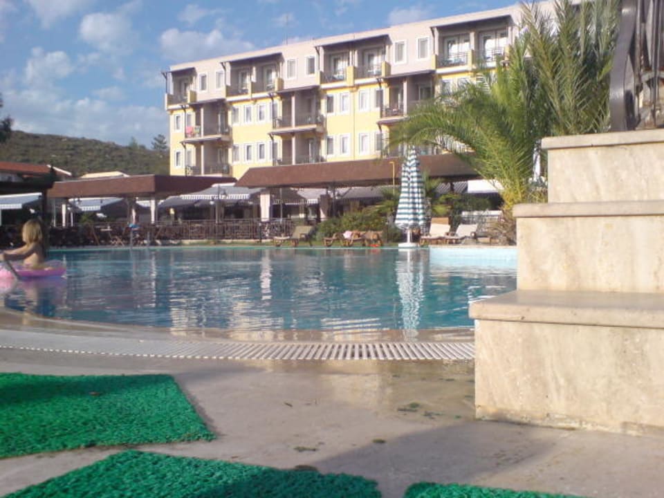 Pool Club Yali Hotels & Resort