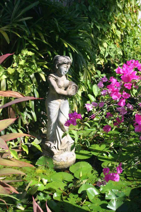 Statue im Garten Maharta Beach Resort