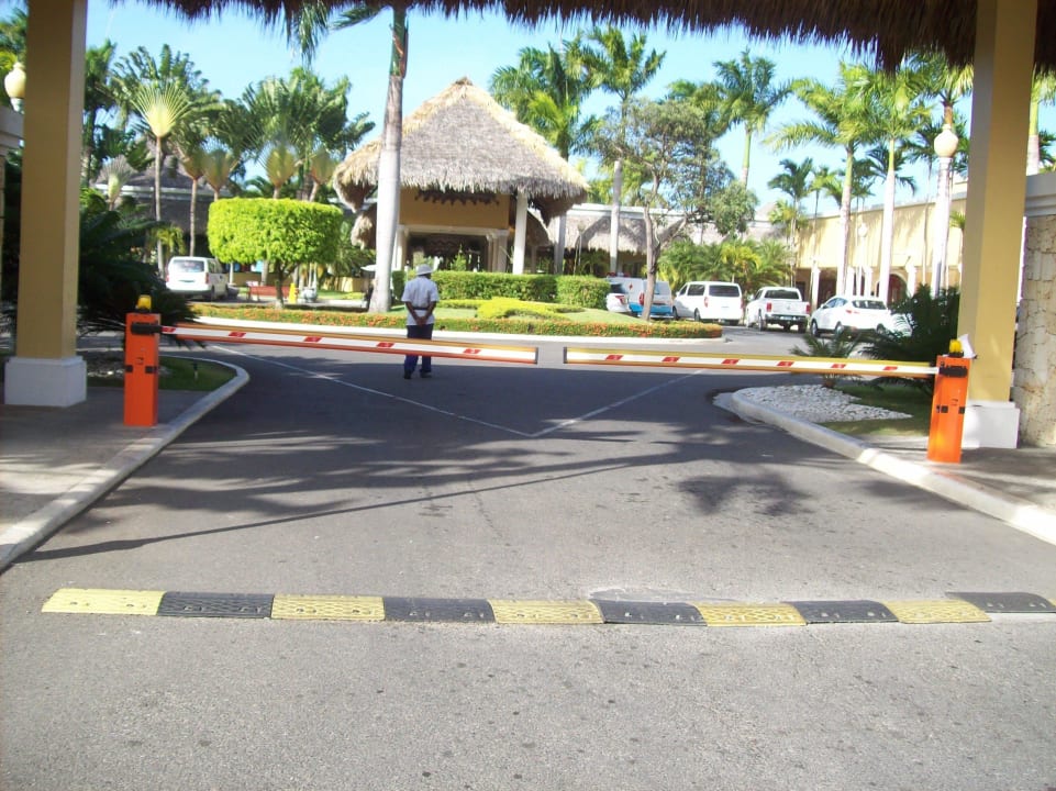 Schranke mit Posten am Eingang Iberostar Waves Costa Dorada