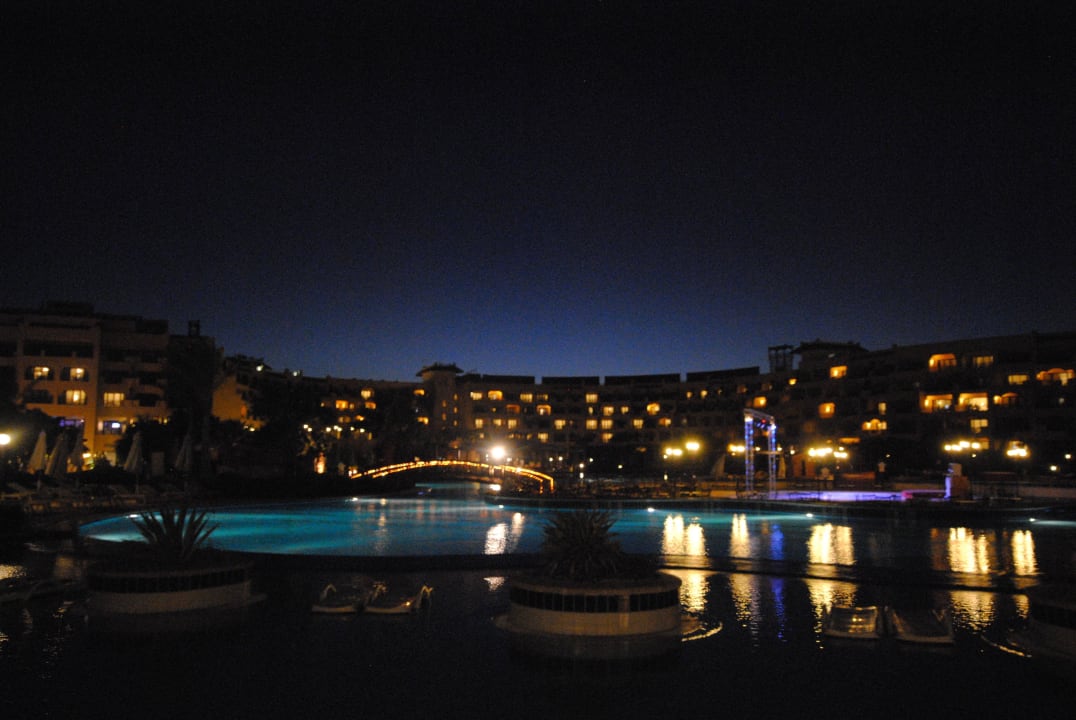 Pool bei Nacht Steigenberger ALDAU Beach Hotel