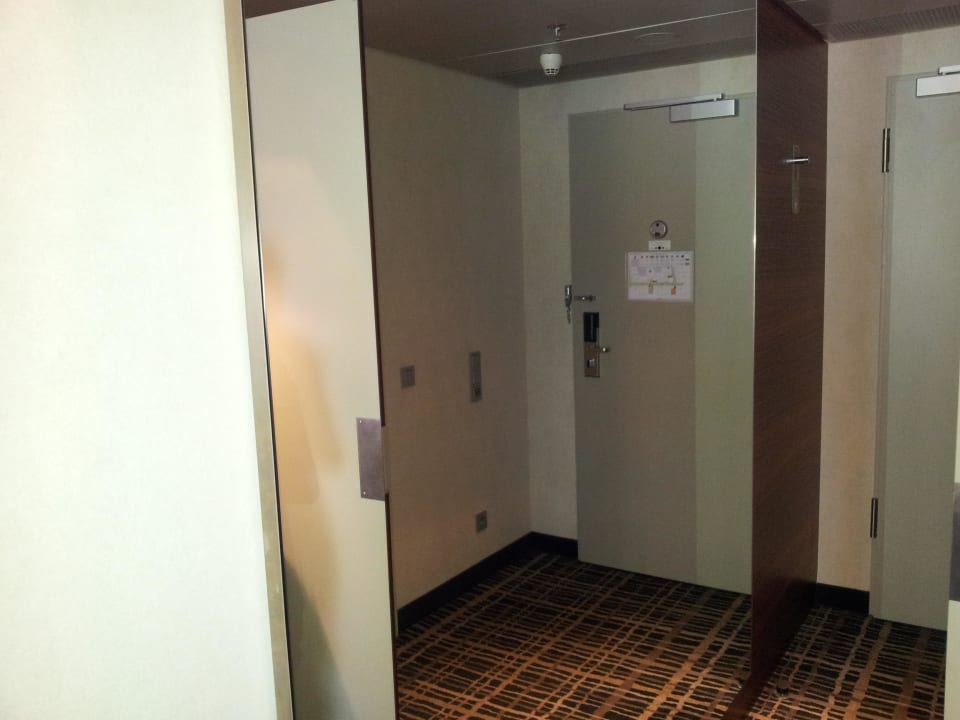 Flur mit riesen Spiegel Dorint Hotel am Heumarkt Köln
